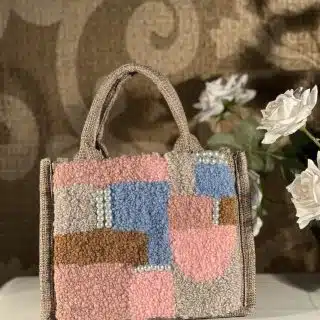 Tufted jute bag with pearls