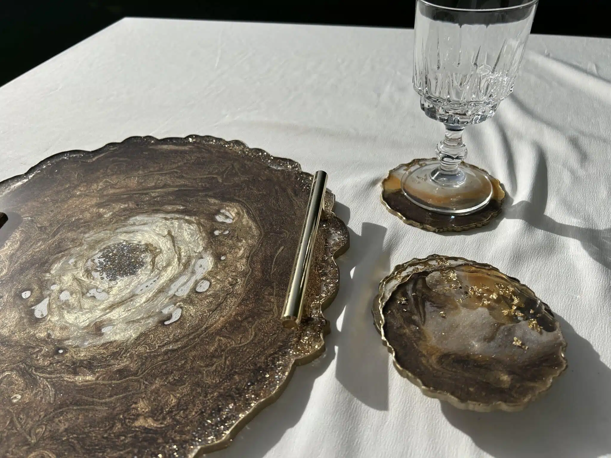 Brown round resin tray without coasters 3 IMG 5647 scaled