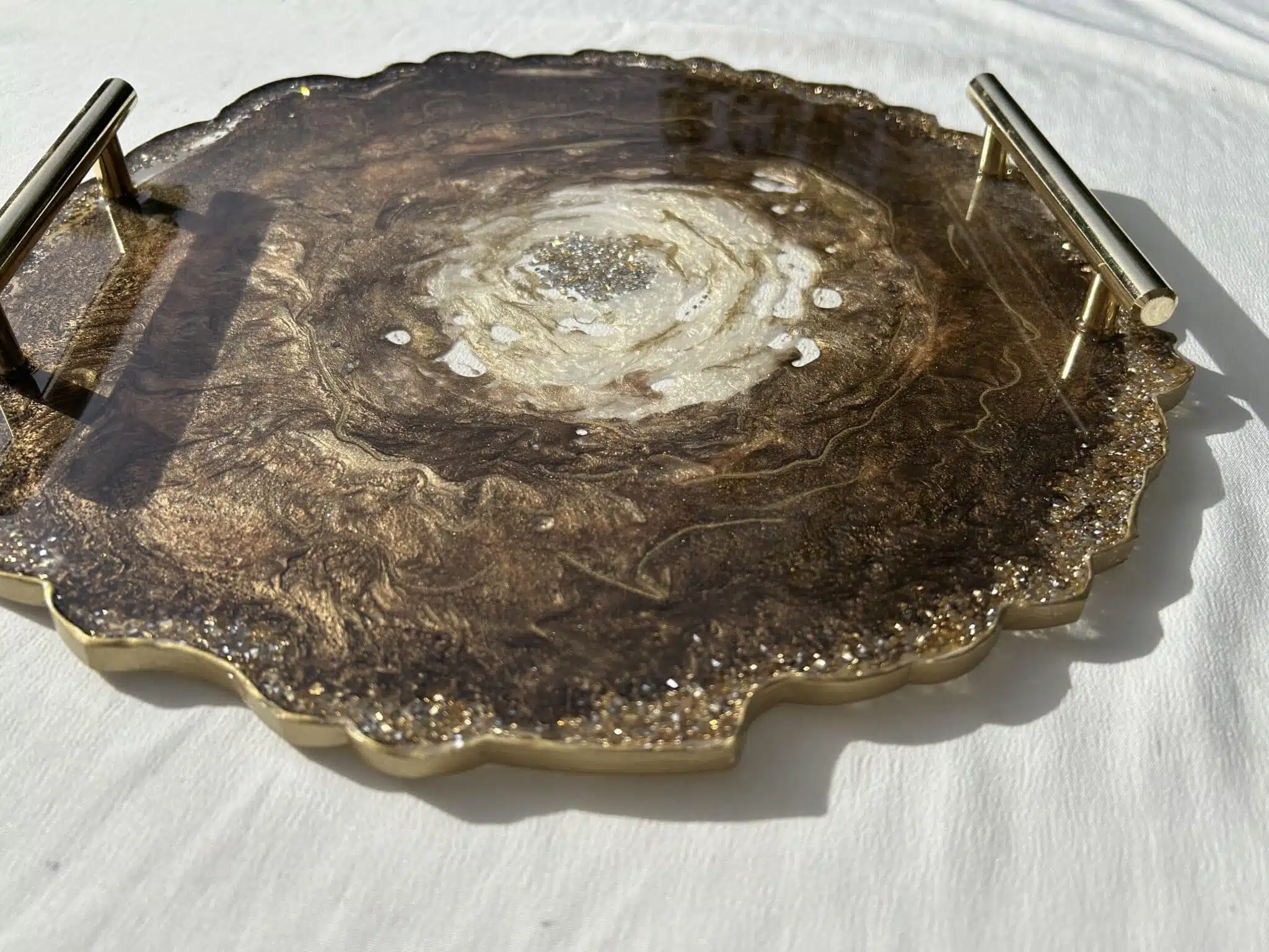Brown round resin tray without coasters 1 Brown round resin tray without coasters