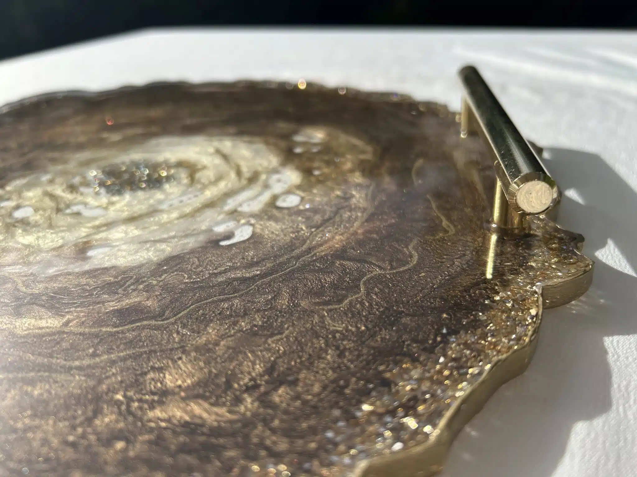 Brown round resin tray without coasters 2 IMG 5654 1 scaled