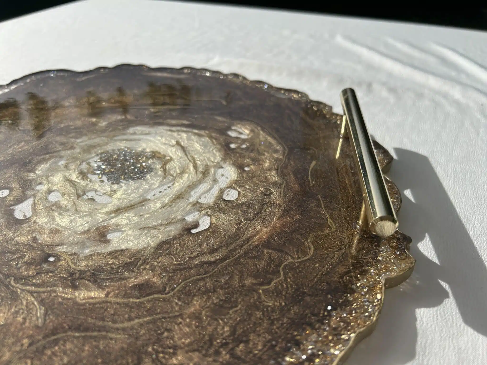 Brown round resin tray without coasters 4 IMG 5656 scaled