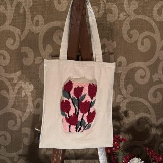 Red roses tote bag