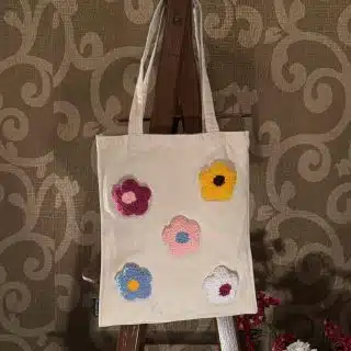 Scattered flowers tote bag