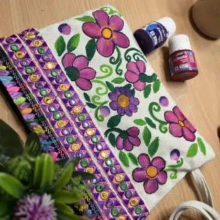 Flowery clutch