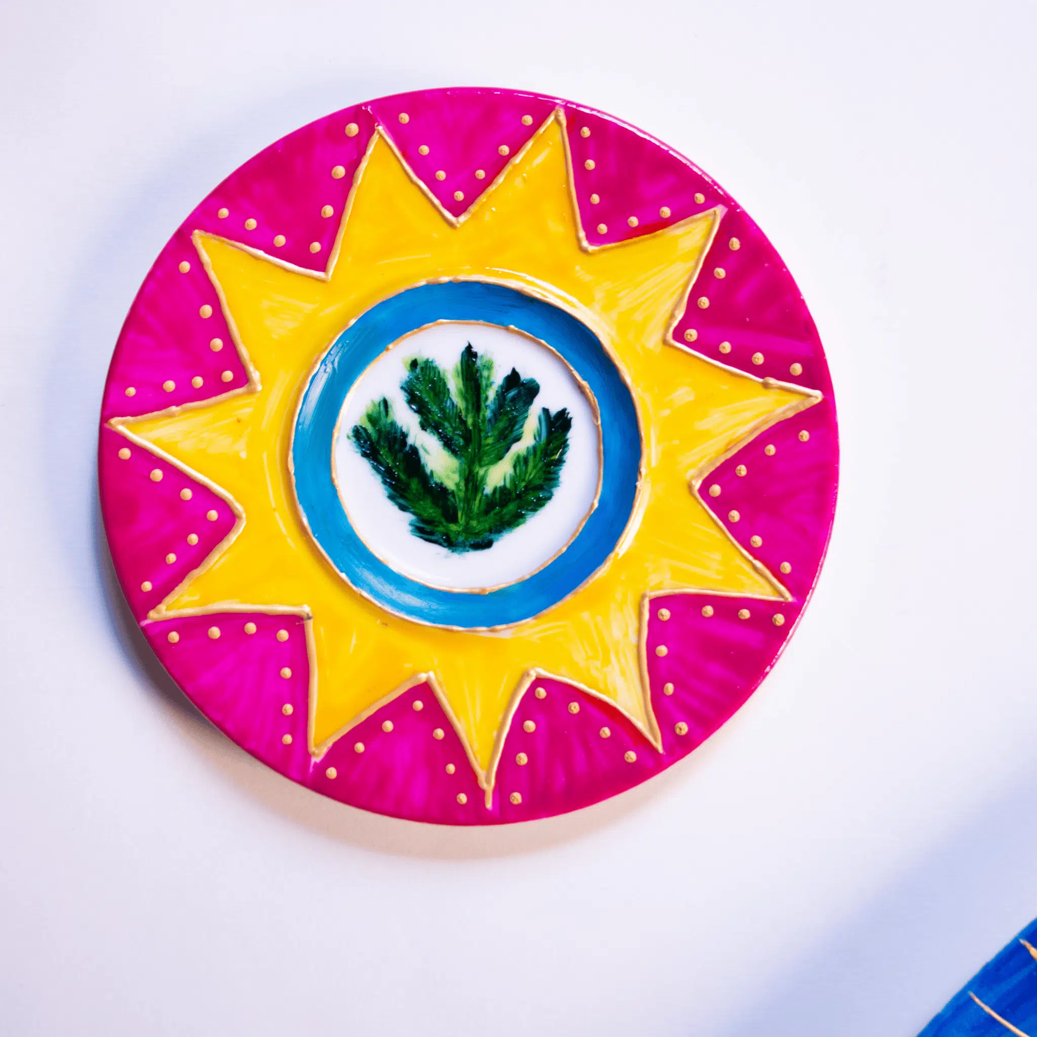 Decorative pink circular plate 1 Decorative pink circular plate