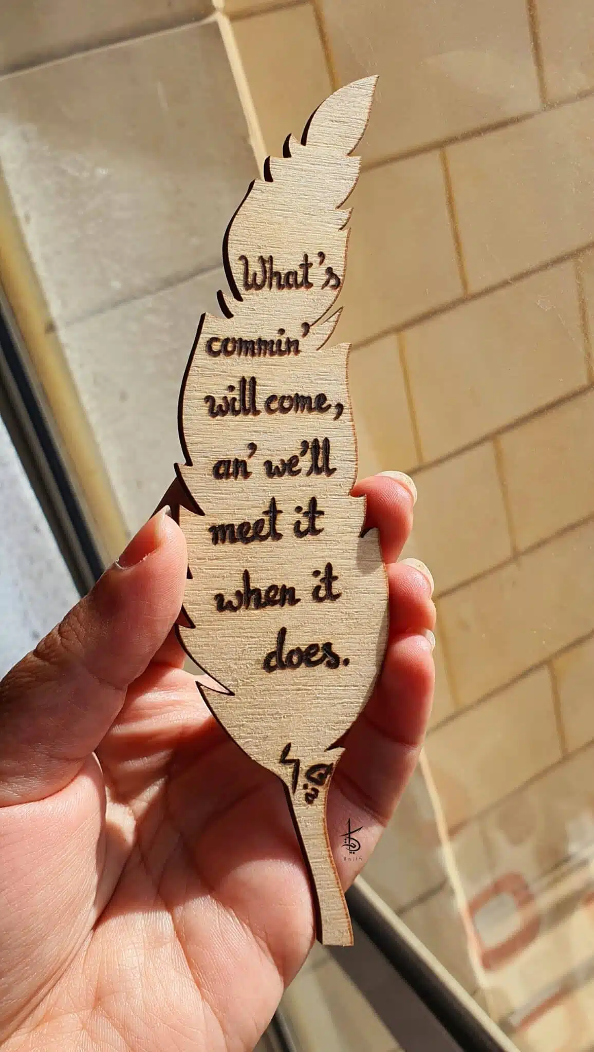 What's comin' will come - فاصل كتب خشب شكل ريشة 1 بوكمارك هاري بوتر