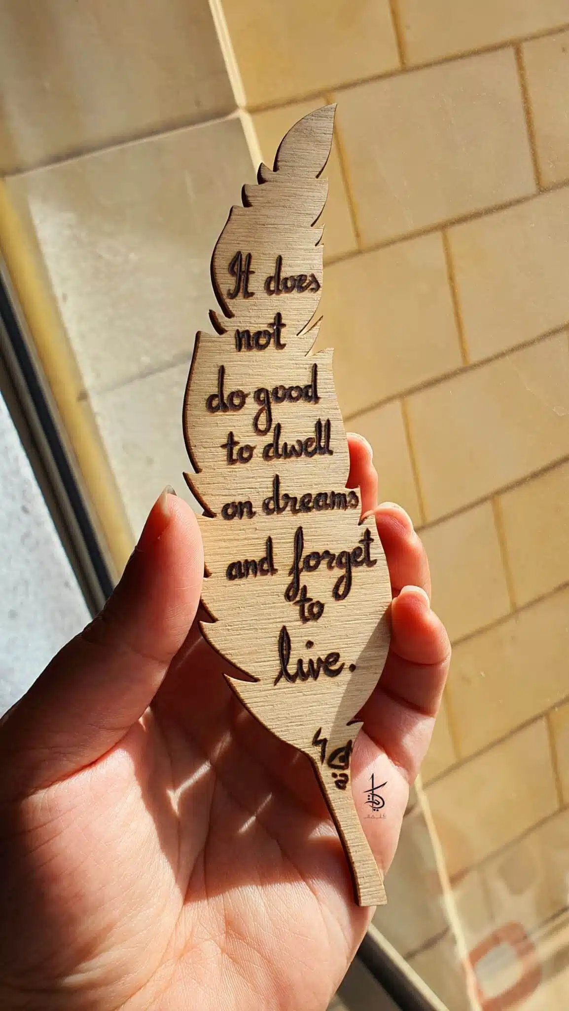 It does not do good to dwell on dreams - فاصل كتب خشب شكل ريشة 1 بوكمارك هاري بوتر