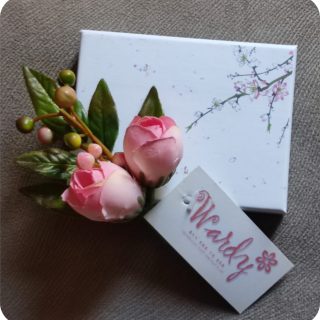 Flowers to wear (Brooches)