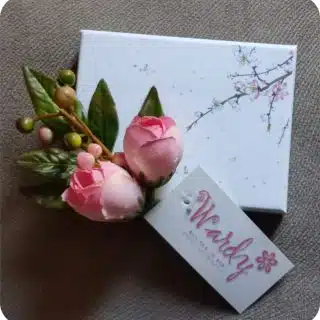 Flowers to wear (Brooches)