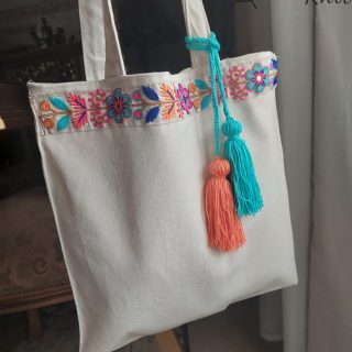 Our special tote bag with tassels