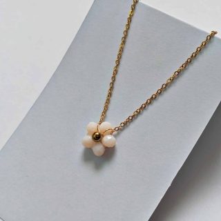 daisy necklace-off white