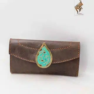 بورتفيه جلد طبيعي مطعم بكلمه أمي من النحاس