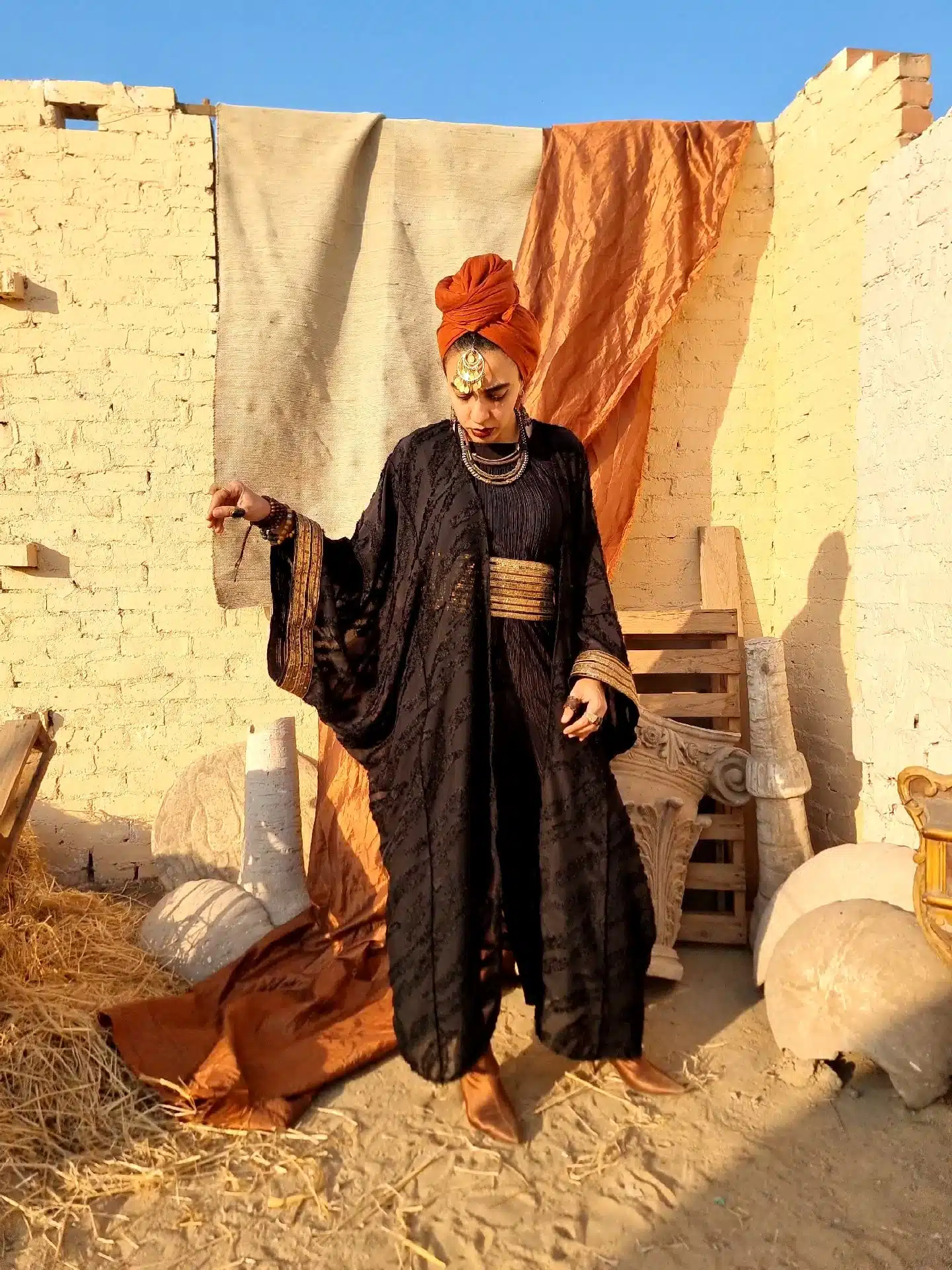 Black gold royal kaftan 3 VideoCapture 20240226 190559