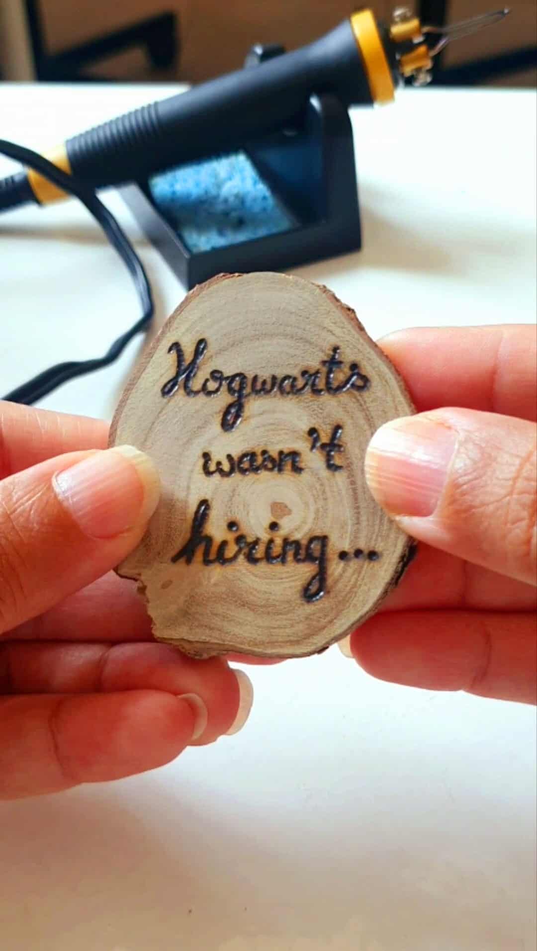 Hogwarts wasn't hiring so I teach Muggles instead - ميدالية مفاتيح خشب 1 Hogwarts teacher keychain
