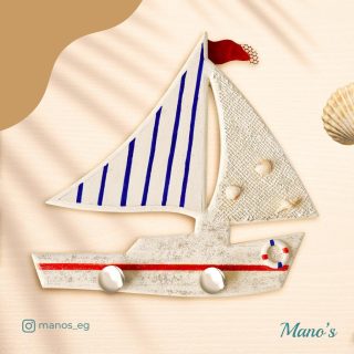 علاقه من الخشب علي شكل مركب