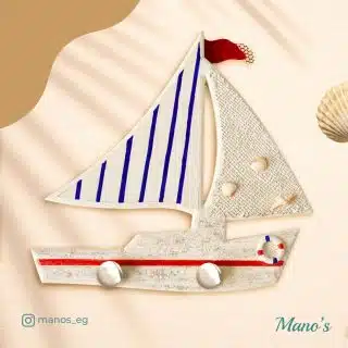 علاقه من الخشب علي شكل مركب