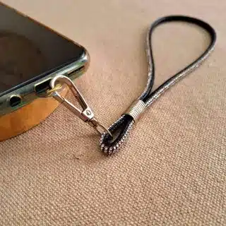 سلسلة موبيل سترس اسود صناعه يدويه بافضل الخامات