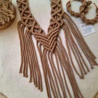 كوليه مع حلق مكرميه بيج غامق