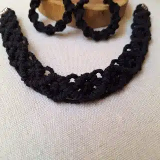 كوليه مع حلق مكرميه اسود