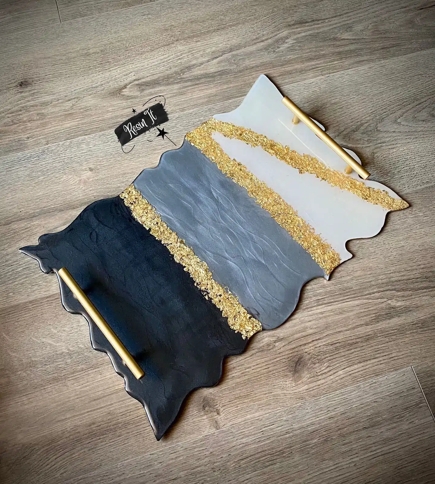 Set of resin cake stand with tray 3 ad91d241 a113 4c38 92bc bd11799e5b3d