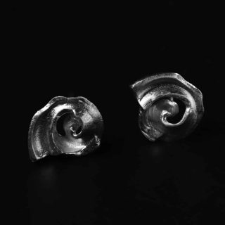 Coquillage stud earrings