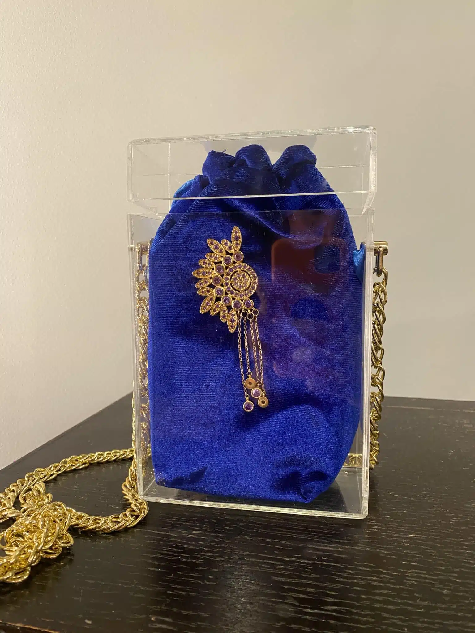 The Electric Blue Crystal Plexi Box Chain-Bag with Gold-Plated Piece 1 The Electric Blue Crystal Plexi Box Chain-Bag with Gold-Plated Piece