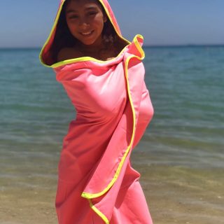 Microfiber hooded towel (Neon Pink)