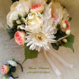 Bridal set ( bouquet & bracelet) in peach & cream silk flowers