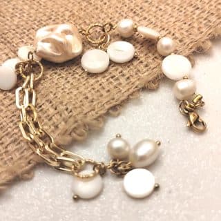 انسيال. من اللولي الأبيض والصدف وسلسلة. طلاء. دهب