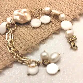 انسيال. من اللولي الأبيض والصدف وسلسلة. طلاء. دهب