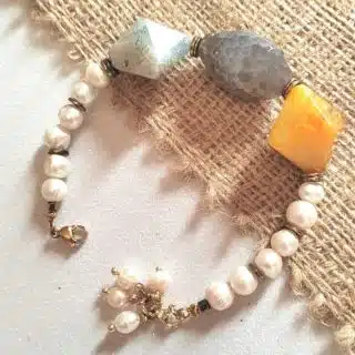 انسيال. من. الاحجار. الكريمة و اللولي الابيض