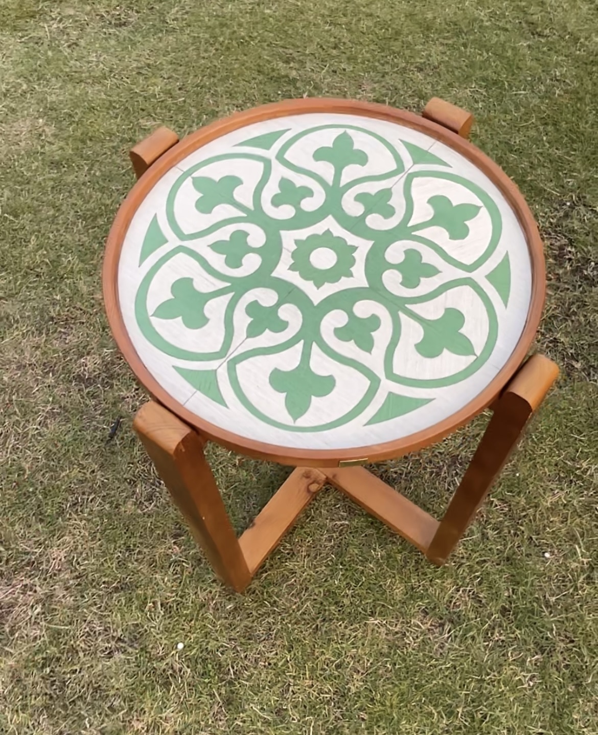 Removable rounded side table 6 IMG 5016