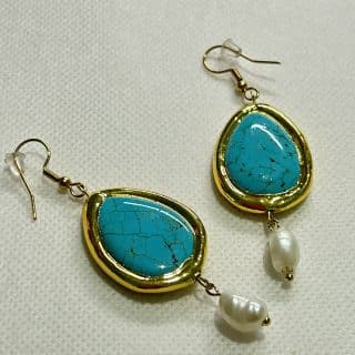 Earrings with turquoise pendant with pearls