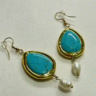 Earrings with turquoise pendant with pearls