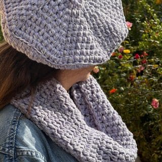 Set of French beret and closed scarf