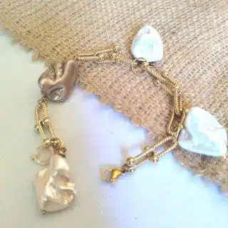 انسيال من الصدف وسلسلة طلاء. دهب