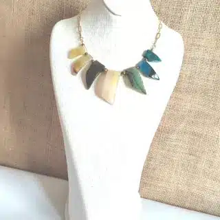 عقد من الأحجار الكريمة الملونة