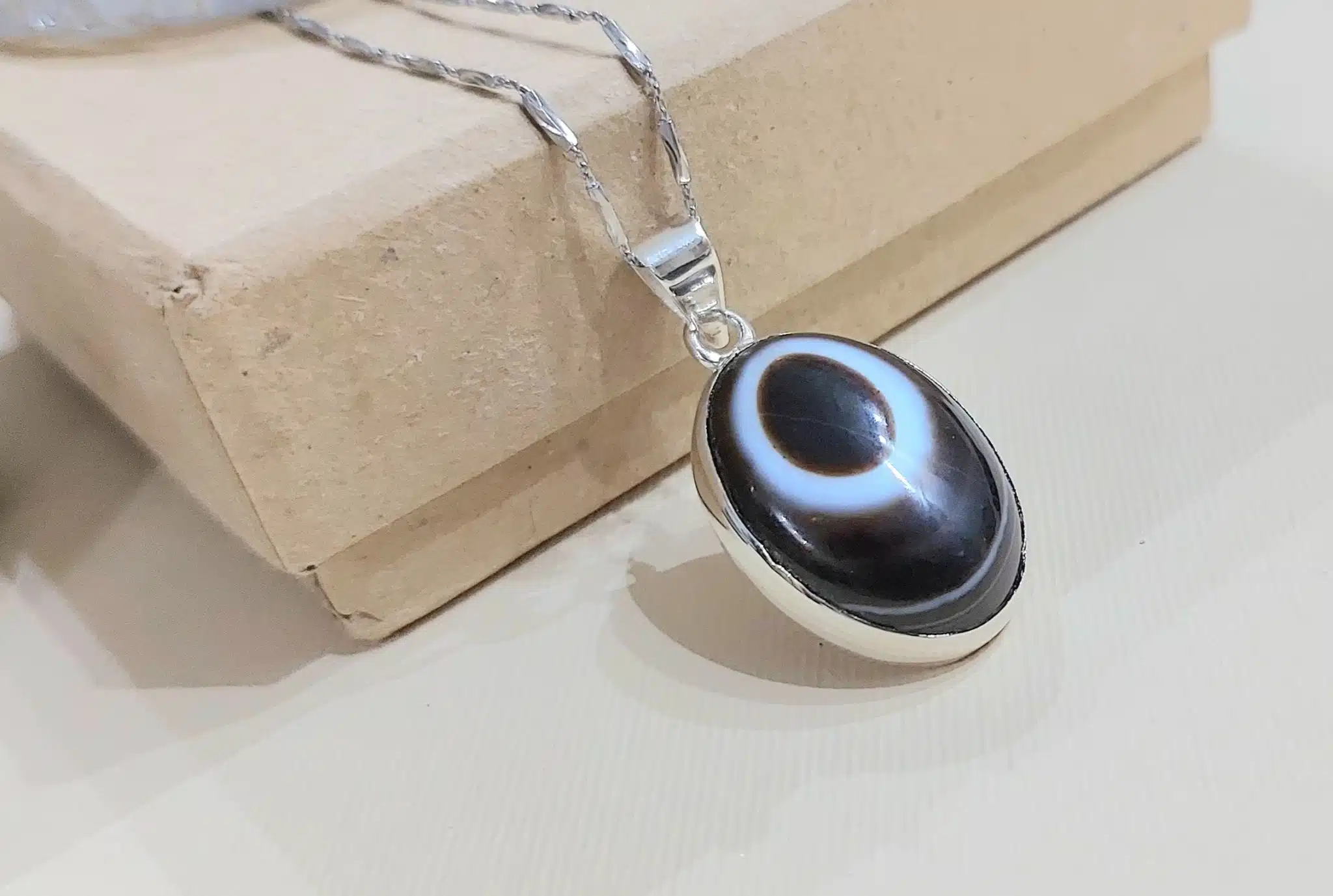 A stand out Evil Agate pendat 1 A beautiful agate pendant in silver 925