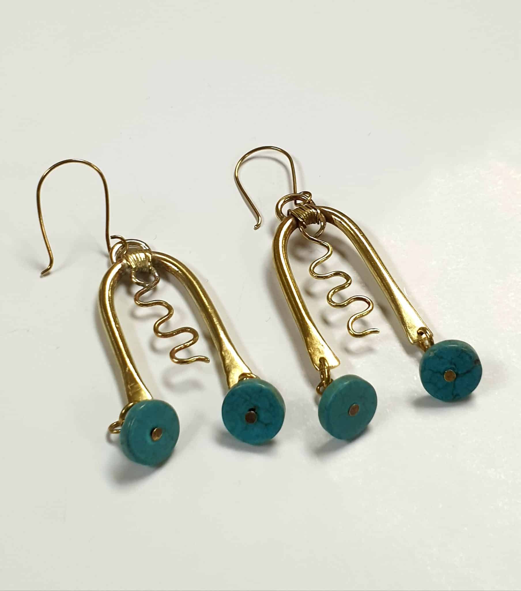 U-shaped earring 1 U-shaped earring