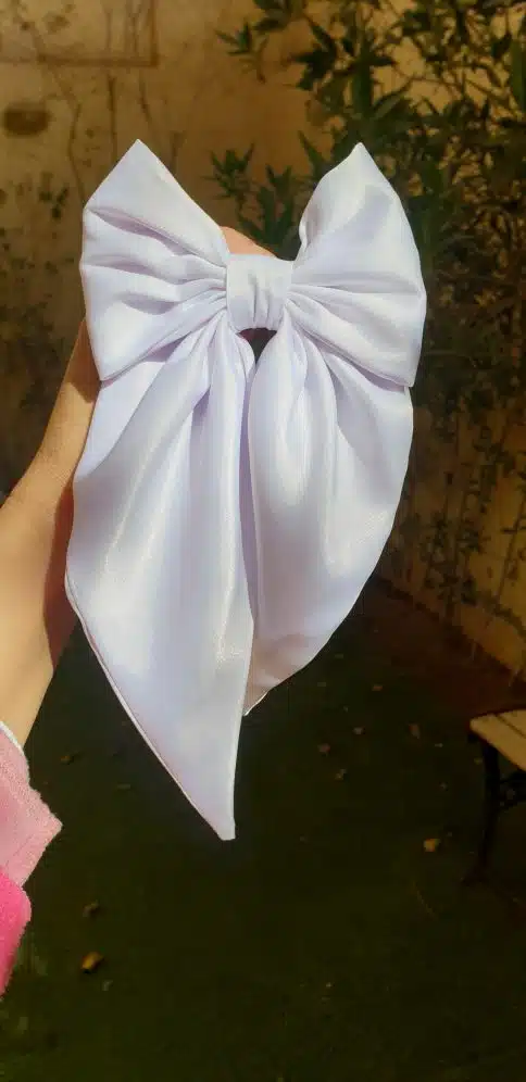 White hair bows 2 20250108 113125 scaled