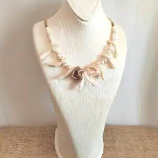 عقد من الصدف. المنوع