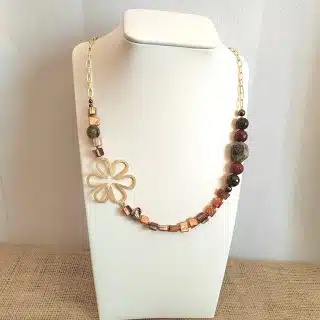 عقد من الاحجار المنوعة ومزين. قطعة من النحاس المطلي