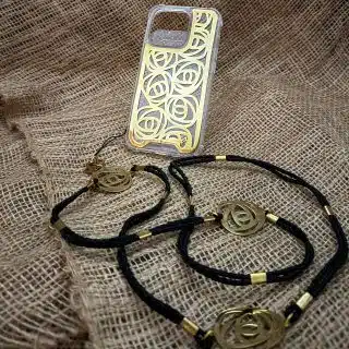 Random Flowers Design Set (Mobile cover + Chain)