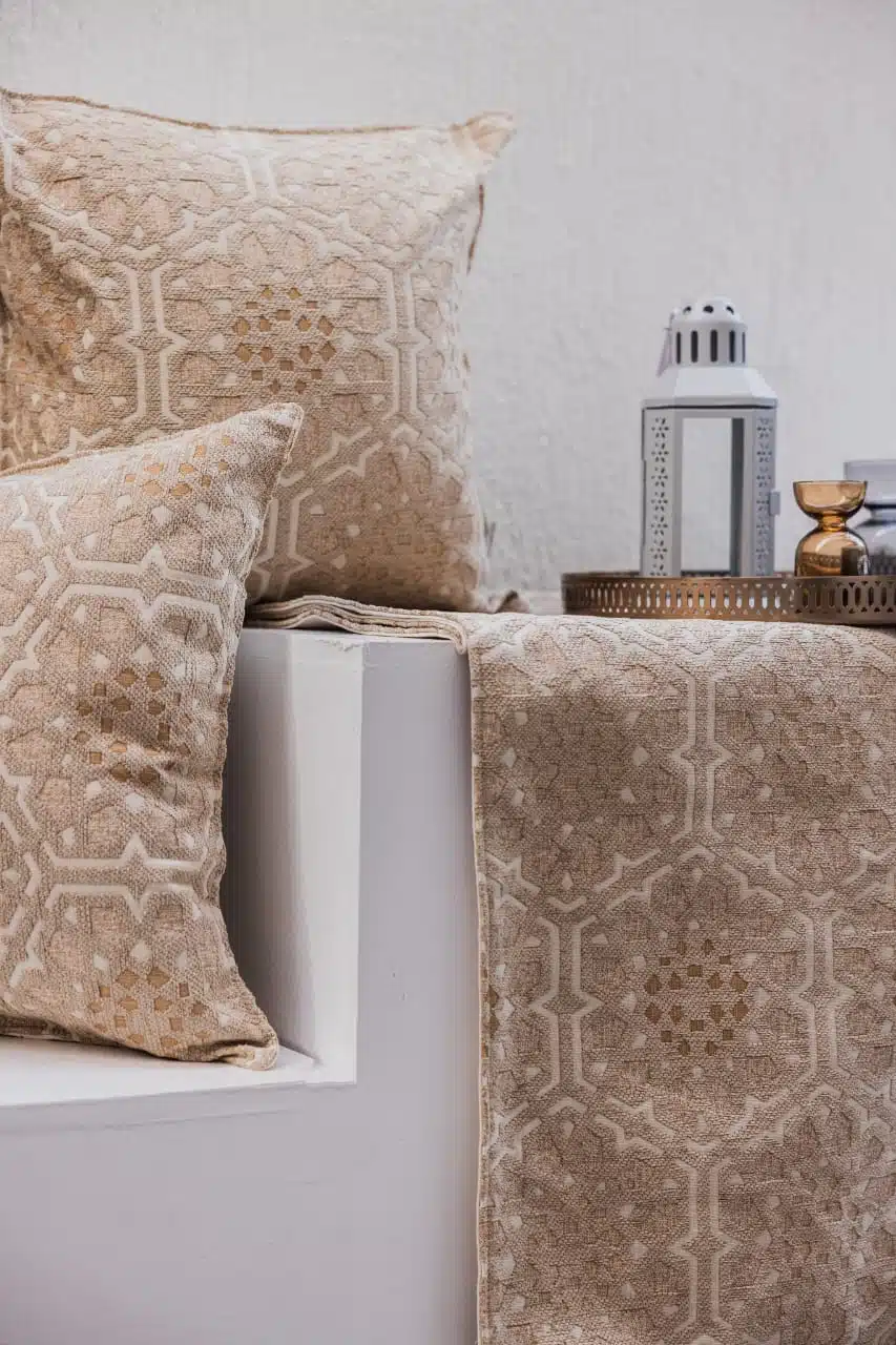 Arabesque Table Runner 3 aaff64ad ccde 465a b206 52ae42a13eeb