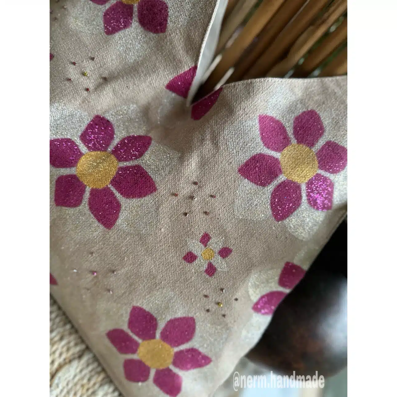 Nerm V-bag with Adjustable Handle 3 169D58EA FC5E 4679 BDC9 D080F6E1D6A2