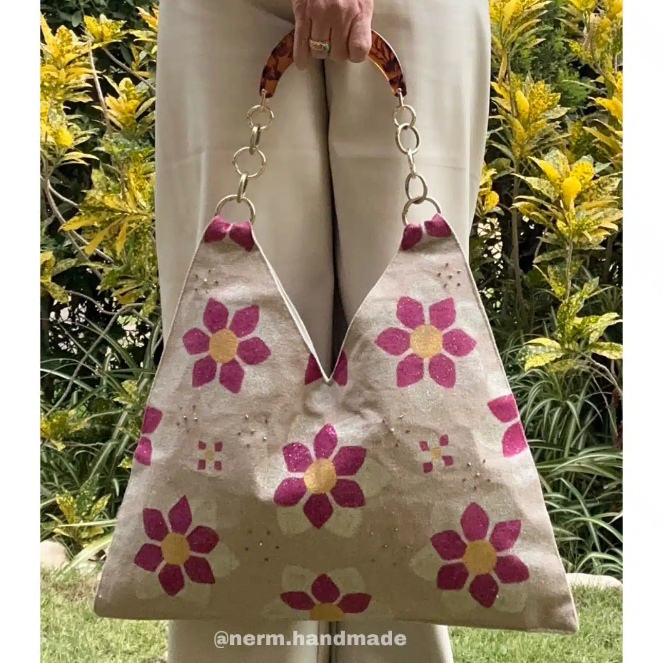 Nerm V-bag with Adjustable Handle 2 9E0D5FF8 AC27 4370 935F 4448B4AEC4B6