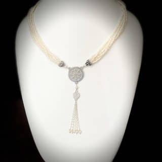 Pearl necklace with silver round element