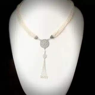 Pearl necklace with silver round element