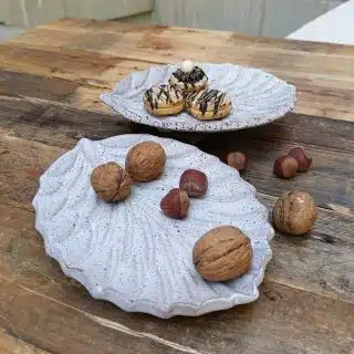 طبق خزف شكل ورقة شجر .