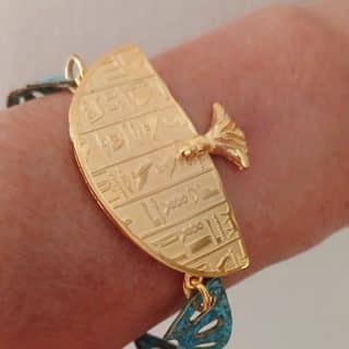 Gold plated hyroglyfic cuff in the middle with bluerust sides